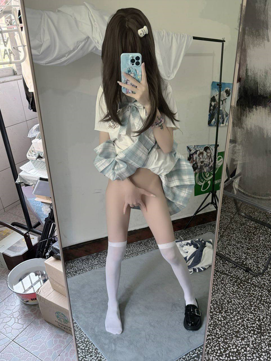 梦幻白丝萝莉-洛丽塔裙软萌白虎少萝，小巧的身材被主人爸爸塞入巨大肉棒，大屌撑满润滑湿暖蜜穴 美妙后入Q弹蜜桃臀