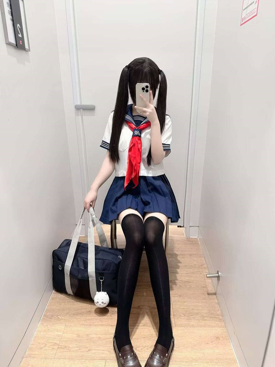 娇小可爱的亚洲青少年穿着美少女战士风格的校服，与她的性交男孩发生了令人讨厌的事情